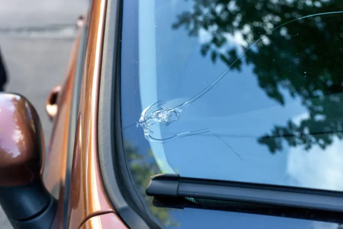 تعویض شیشه جلوی اتومبیل